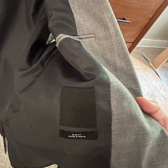 H&M Slim Fit Suit - jacket 38r and pants 33r - Picture 3 of 6